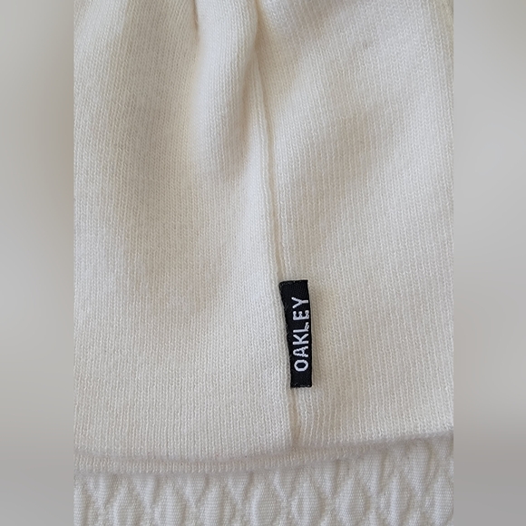 Pair of Oakley Beanies - Picture 2 of 4